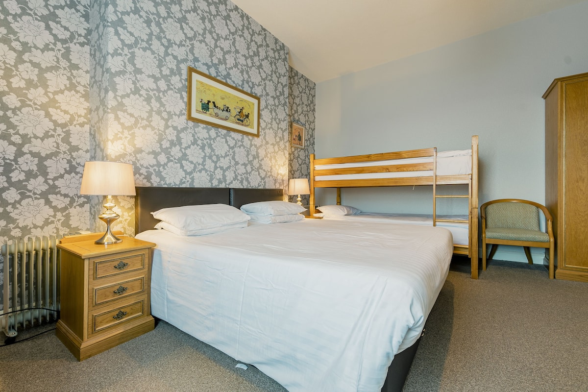 Family Room (2 Adults + 2 Children) | Desk, free WiFi