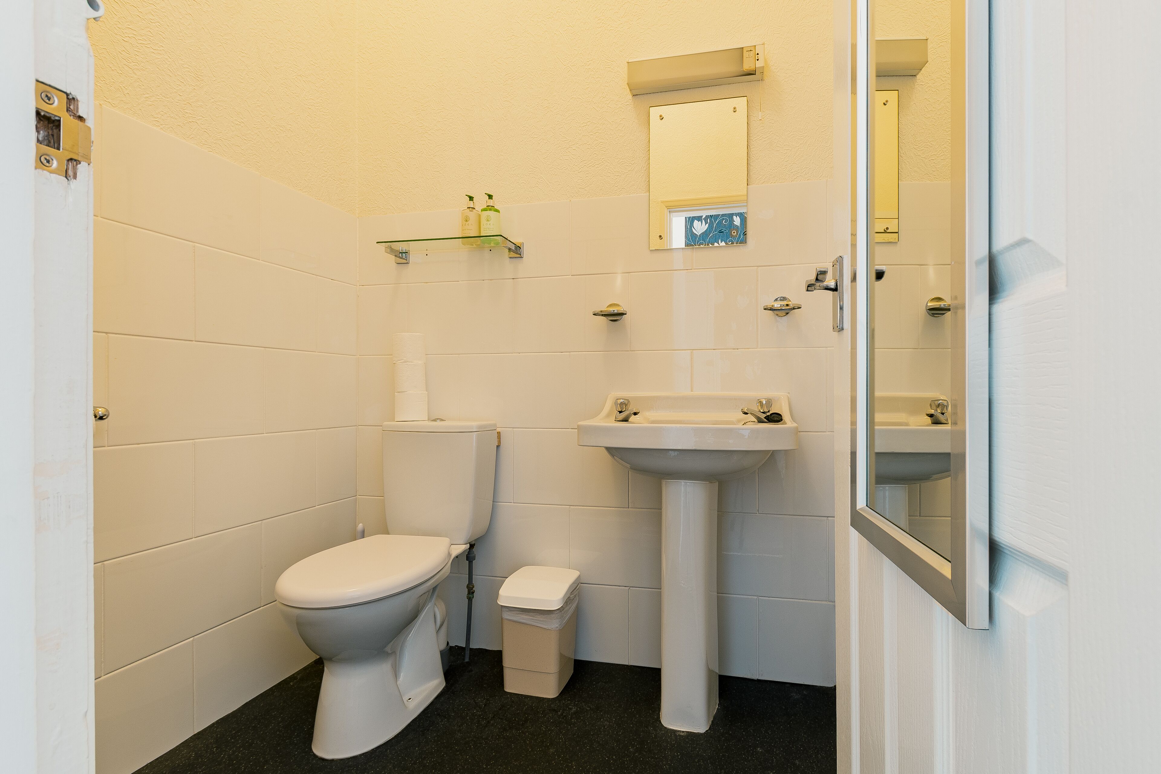 1 bedroom, desk, free wifi