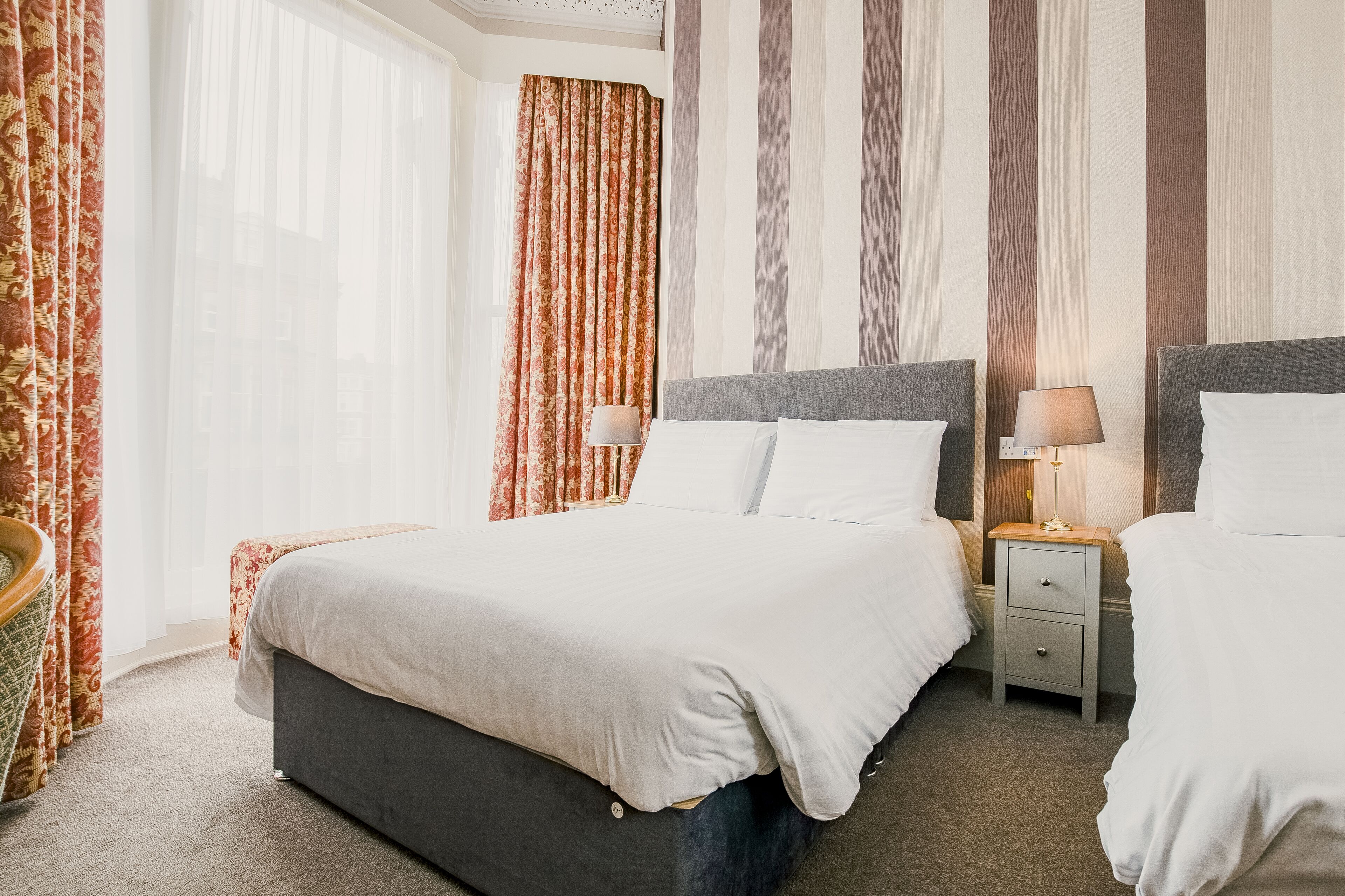 twin room | 1 bedroom, desk, free wifi