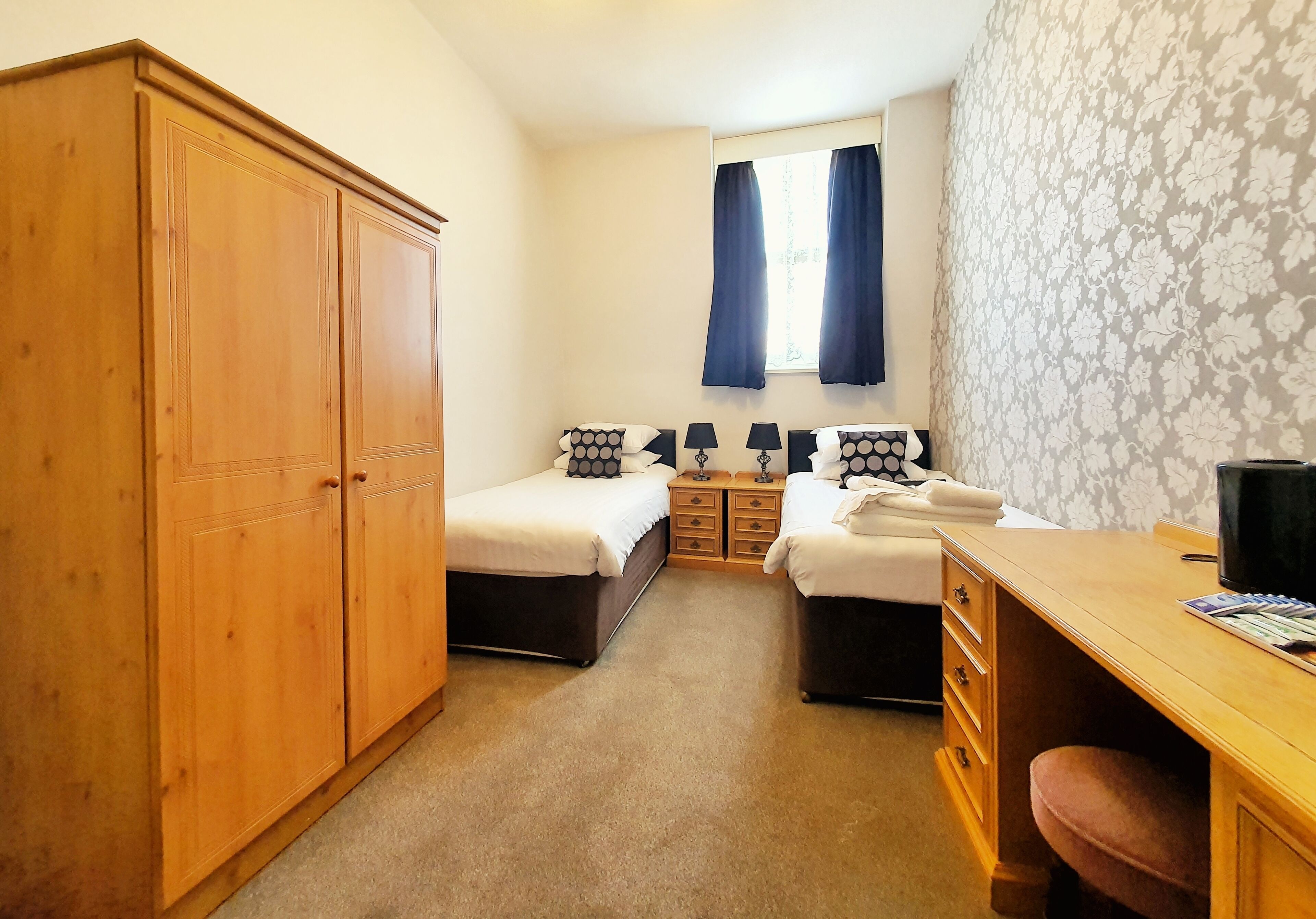 twin room | 1 bedroom, desk, free wifi