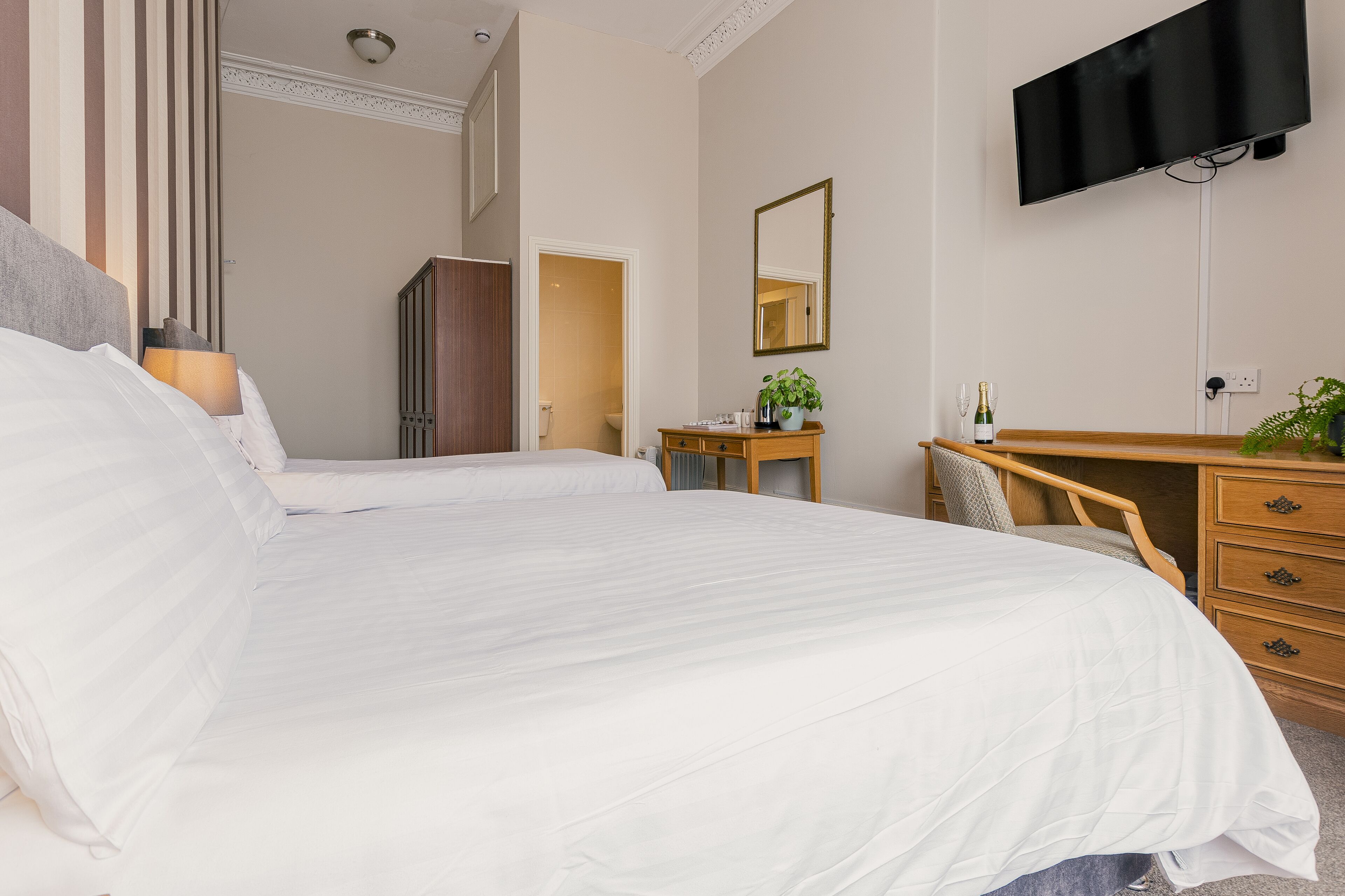 twin room | 1 bedroom, desk, free wifi