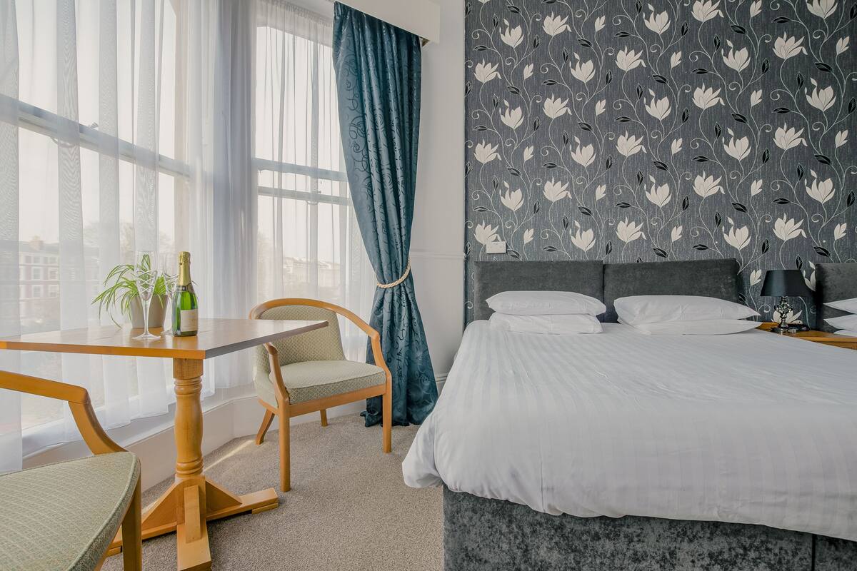 1 bedroom, desk, free wifi