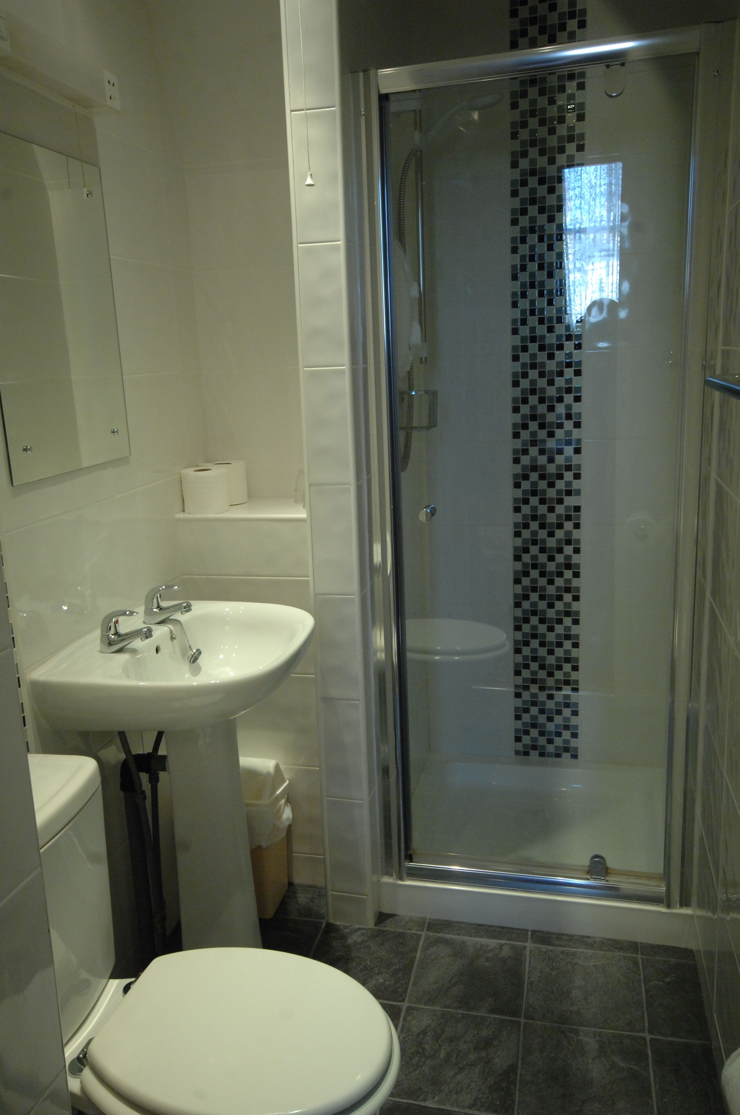 double room | bathroom | combined shower/bathtub, free toiletries, hair dryer, towels