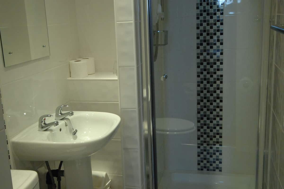 double room | bathroom | combined shower/bathtub, free toiletries, hair dryer, towels