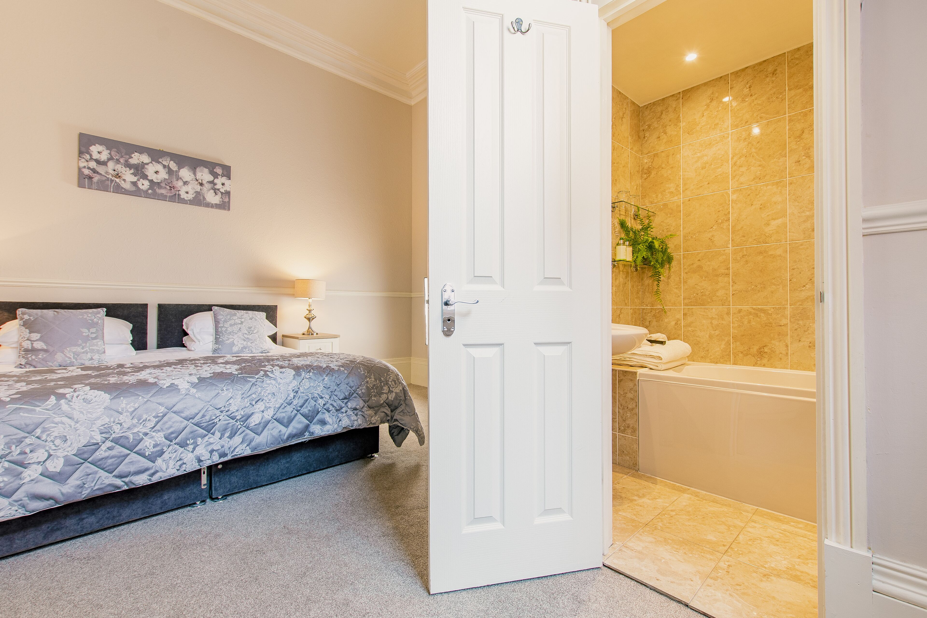 double room | 1 bedroom, desk, free wifi