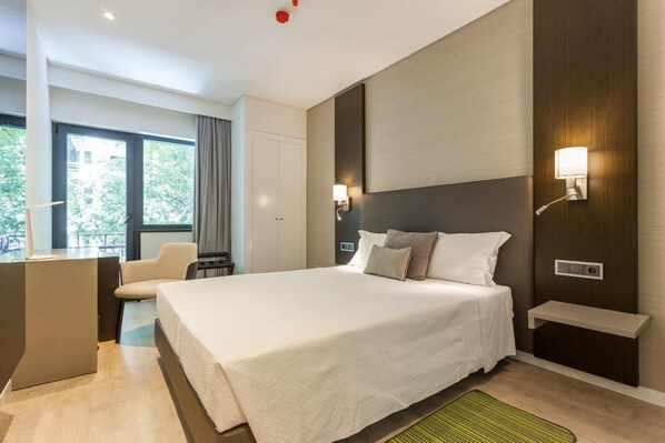 Habitación doble | Cortinas opacas y ropa de cama