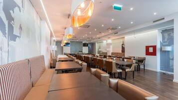 Café da manhã com buffet grátis todos os dias