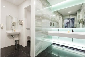 Shower, free toiletries, hair dryer, towels - Hotel Capital (Lisbon)