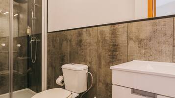 Ein modernes Badezimmer mit Toilette, Dusche und Waschbecken.