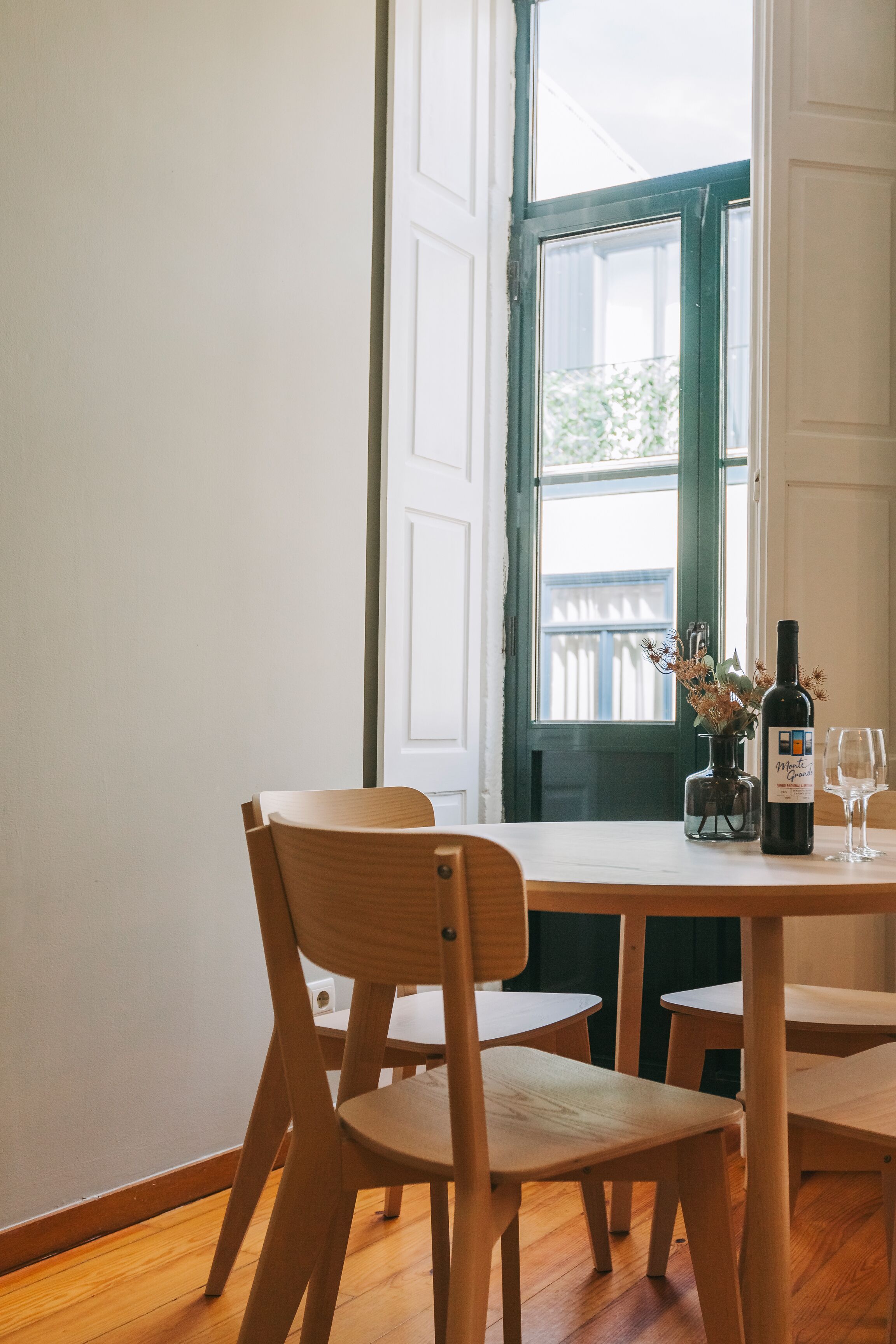 Basic Apartment, 2 Twin Beds | In-room dining