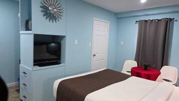 Traditional Room, 1 Queen Bed | Television