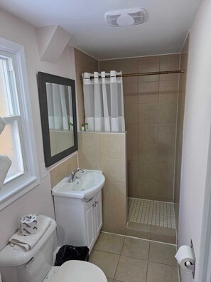 Traditional Room, 1 Queen Bed | Bathroom | Combined shower/bathtub, hair dryer - Lakeview Motel (Kincardine)