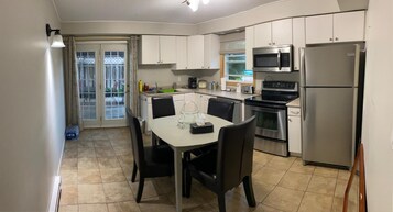 家庭村舍, 3 间卧室 | 私人厨房 | 冰箱、微波炉、茶具/咖啡用具、冰柜