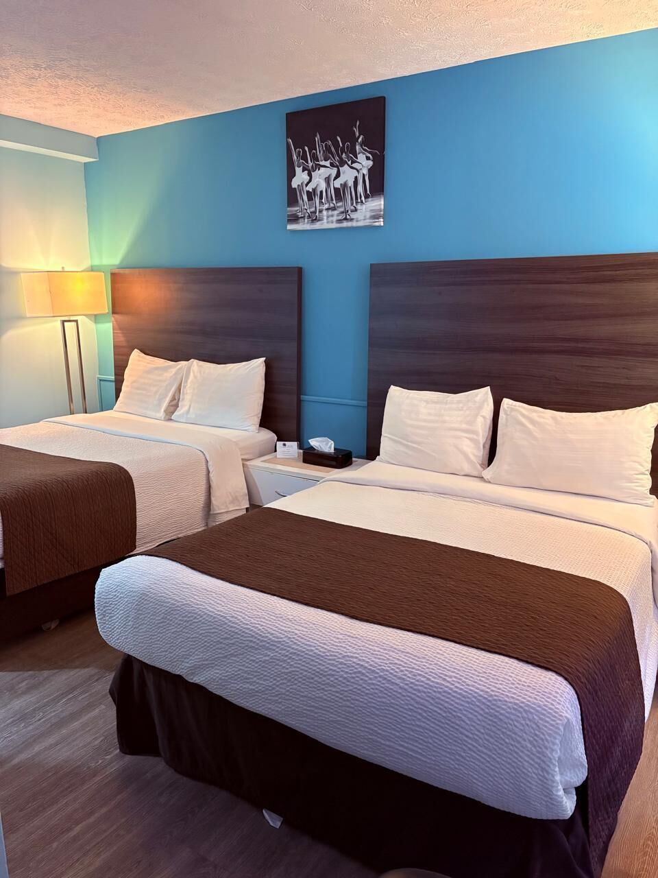 Habitación tradicional, 2 camas dobles | Wifi gratis, ropa de cama, accesible en silla de ruedas