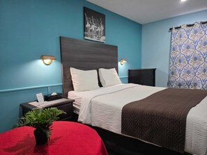 Traditional Room, 1 Queen Bed | Free WiFi, bed sheets, wheelchair access - Lakeview Motel (Kincardine)