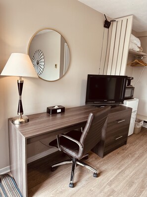 Chambre traditionnelle, 1 grand lit | Aire de séjour | Téléviseur à écran plat