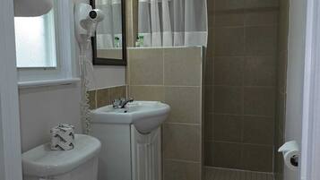 Chambre Tradition, 1 grand lit | Salle de bain | Ensemble douche/baignoire, sĂšche-cheveux