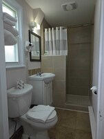 Habitación tradicional, 1 cama de matrimonio | Baño | Ducha y bañera combinadas y secador de pelo