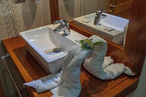 Haartrockner, Handtücher, Seife, Shampoo