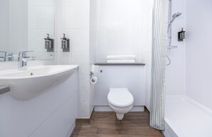 Bathtub, hair dryer - Travelodge Gatwick Airport Central (Gatwick)