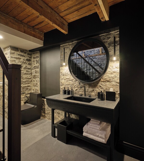 Small Standard Room (split floor) | Bathroom | Free toiletries, hair dryer, bathrobes, slippers - Hôtel Maison du Fort (Québec City)