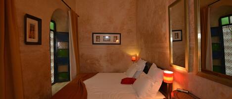 Room (Hibiscus) | Individually decorated, individually furnished, soundproofing, free WiFi