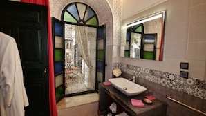 Room (Olivier) | Bathroom | Shower, free toiletries, hair dryer, bathrobes - Riad Aloès Marrakech (Marrakech)