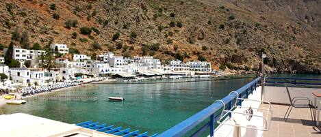 Habitación triple, vista al mar | Terraza o patio