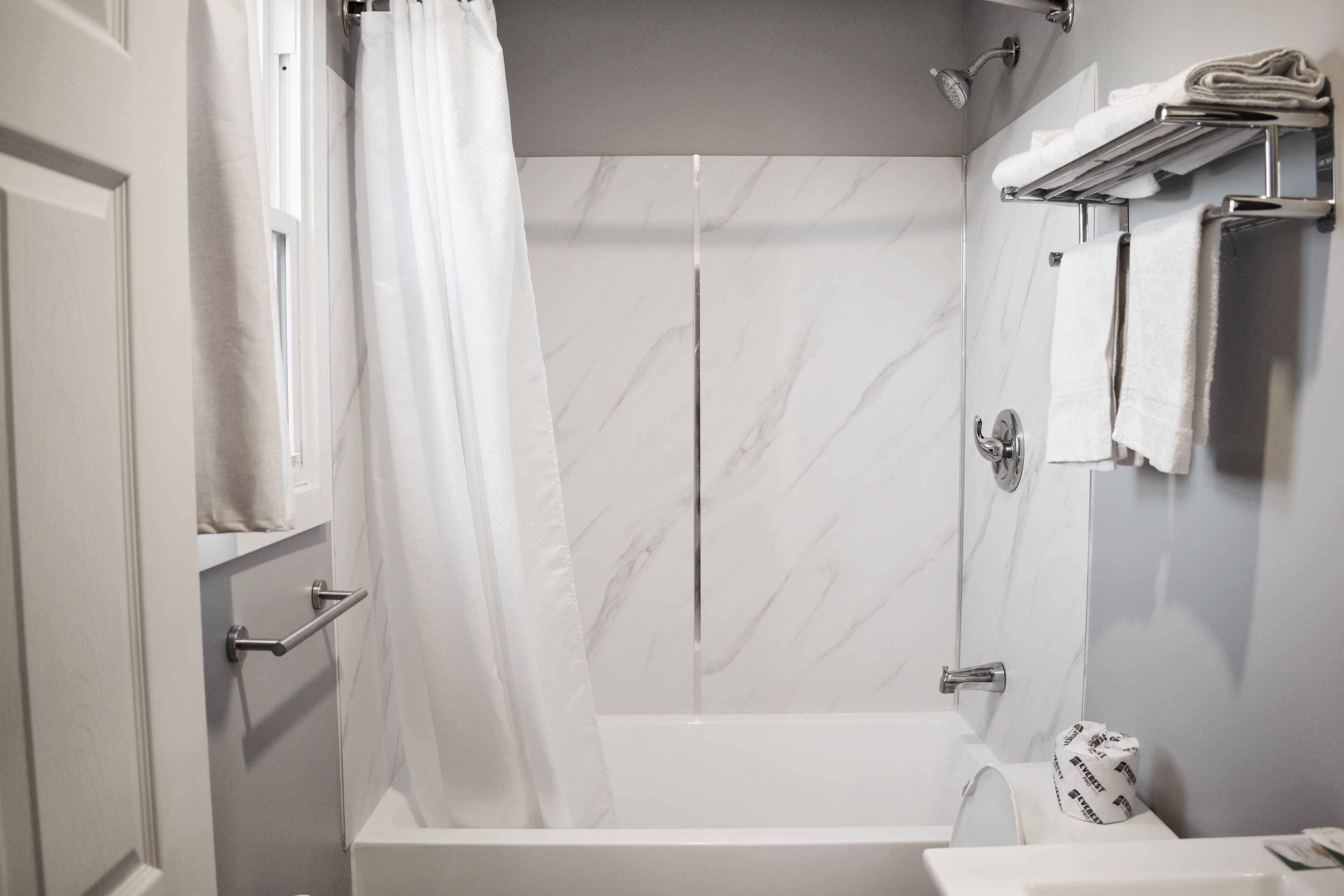 Habitación estándar, 2 camas de matrimonio | Baño | Ducha y bañera combinadas y artículos de higiene personal gratuitos