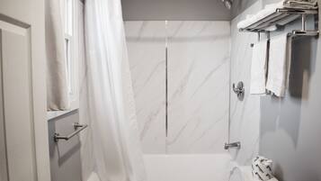 Habitación estándar, 2 camas de matrimonio | Baño | Ducha y bañera combinadas y artículos de higiene personal gratuitos