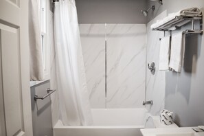 Bathroom - Elect Inn 5 (Cornwall)