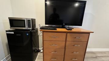 Standard Room, 1 Queen Bed | Television