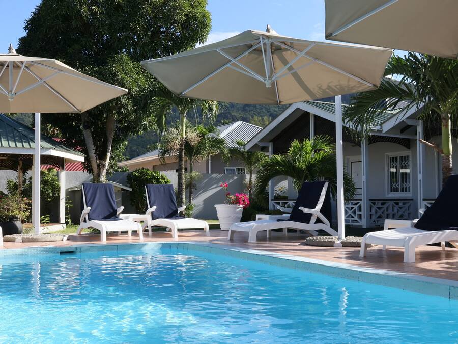 Piscine extérieure, parasols de plage, chaises longues