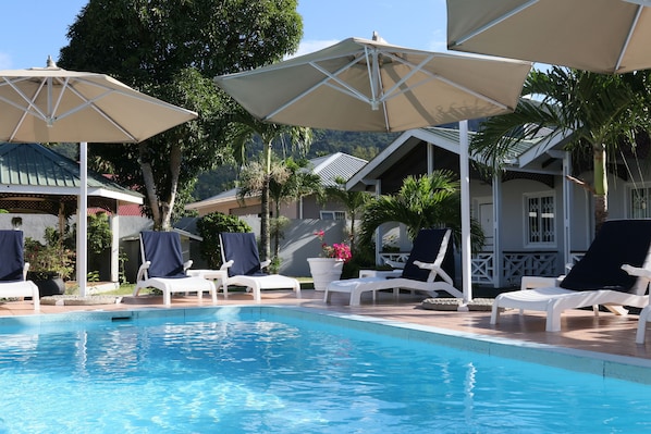 Piscine extérieure, parasols, chaises longues