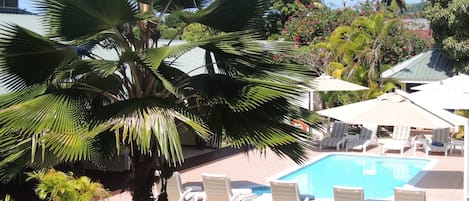 Piscine extérieure, parasols de plage, chaises longues