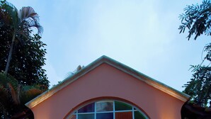 Un bâtiment doté d’une fenêtre en arc distinctif et d’un mur en briques.