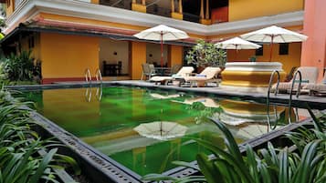 Outdoor pool, pool umbrellas, sun loungers