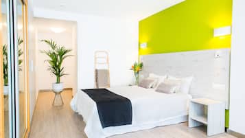 Tabla de planchar con plancha, wifi gratis y ropa de cama