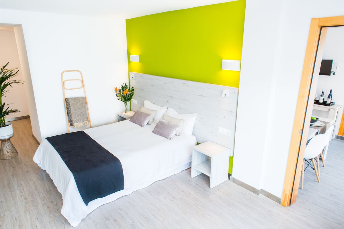Tabla de planchar con plancha, wifi gratis y ropa de cama