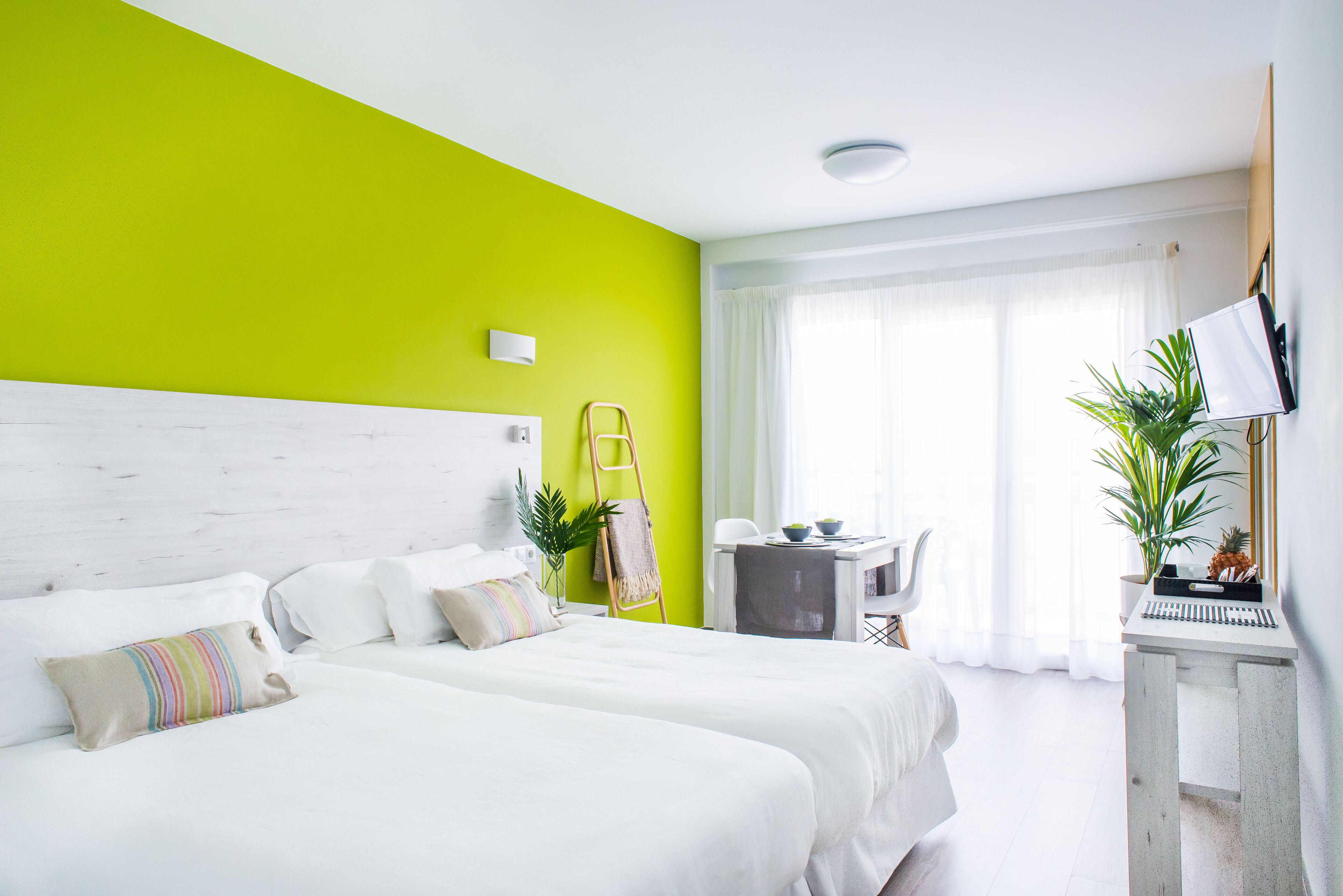 Tabla de planchar con plancha, wifi gratis, ropa de cama