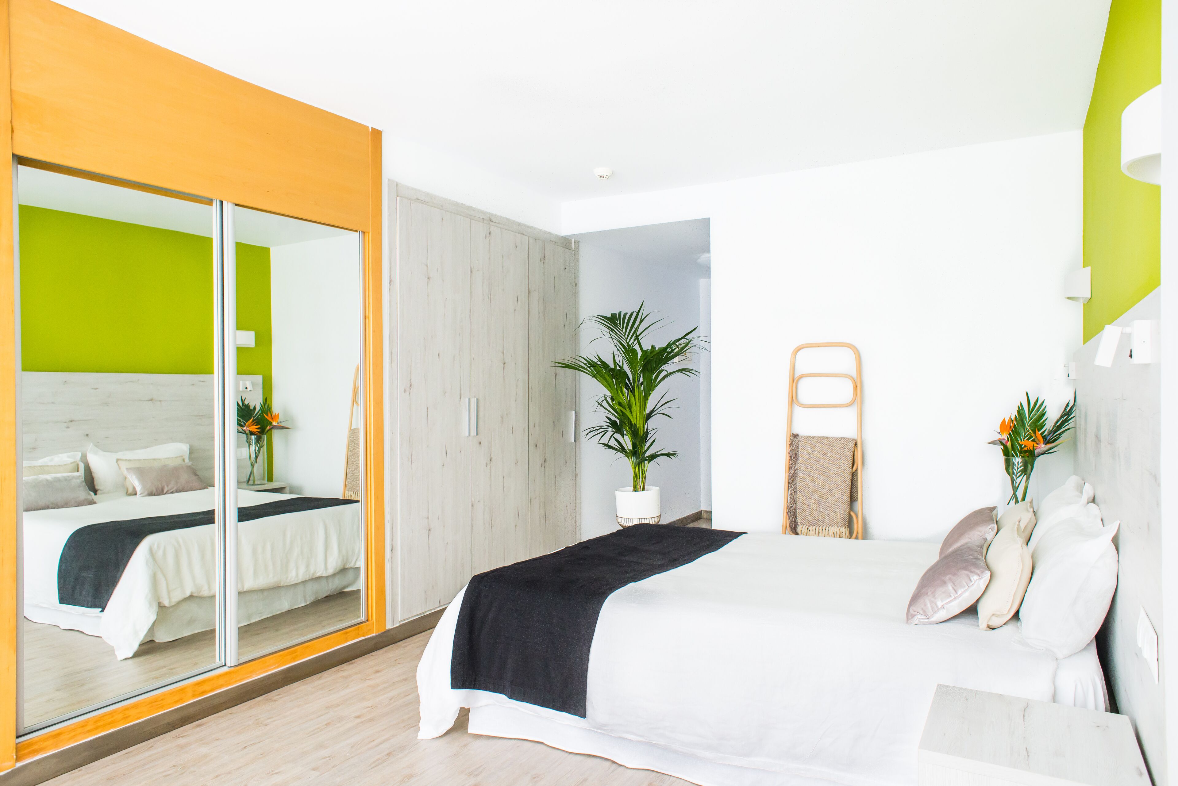 Tabla de planchar con plancha, wifi gratis, ropa de cama