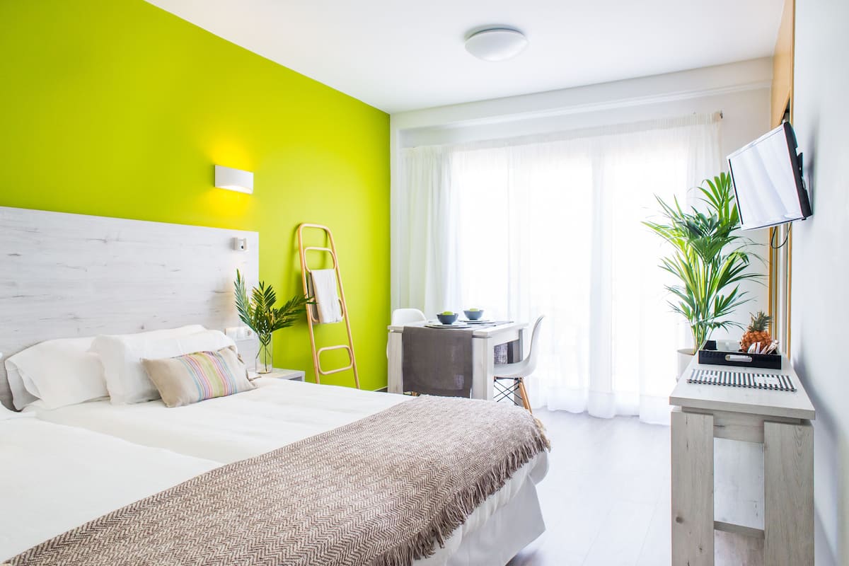 Tabla de planchar con plancha, wifi gratis y ropa de cama