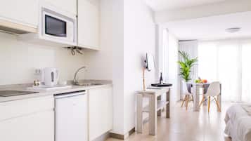 Kühlschrank, Mikrowelle, Herdplatte, Wasserkocher mit Kaffee-/Teezubehör