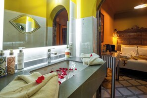 Habitación doble estándar, baño en la habitación (Chambre ) | Baño | Regadera, amenidades de baño gratuitas, secadora de cabello, batas 