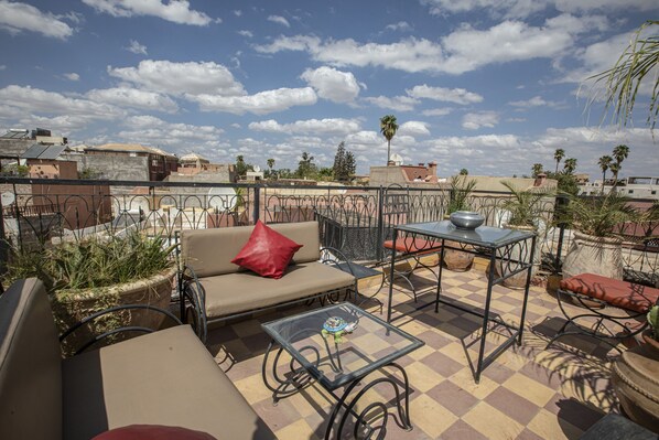 Habitación Deluxe con 1 cama matrimonial o 2 individuales, baño en la habitación (MOUCHARABIEH) | Terraza o patio