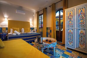 Comfort Triple Room, Ensuite (Chambre) | Egyptian cotton sheets, premium bedding, in-room safe - Riad Dar Khmissa (Marrakech)