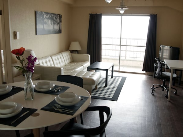 Leilighet – superior, 2 soverom, terrasse, sjøutsikt | Oppholdsområde | TV