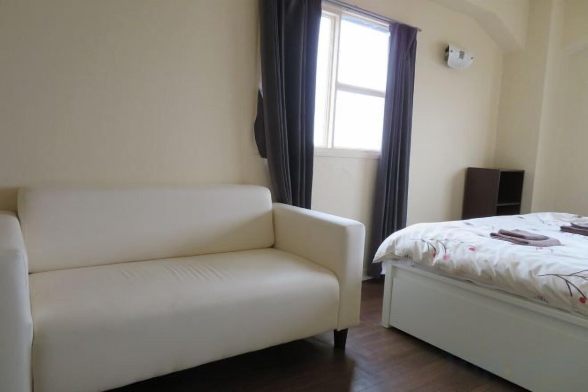 2 bedrooms, desk, laptop workspace, soundproofing