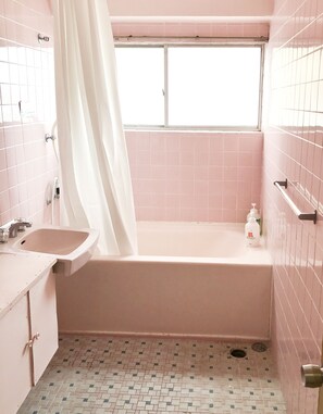 Combined shower/bathtub, deep-soaking bathtub, free toiletries - Sea View Court Kobe (Kobe)