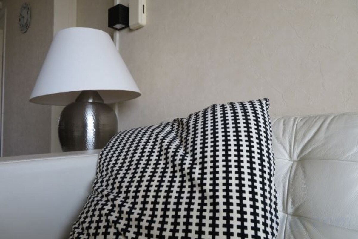 2 quartos, escrivaninha, espaço de trabalho para notebook